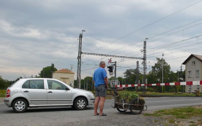 Bez mostu si musí počkat všichni, jediná cesta přes železniční koridor vede teď přes tento přejezd