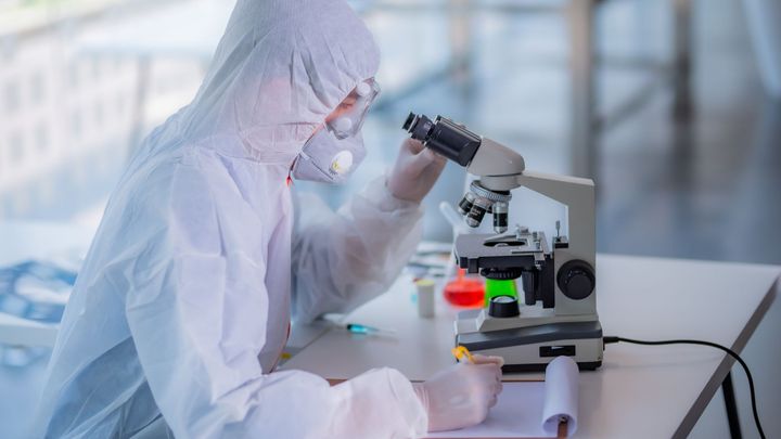 Epidemiolog: Češi vakcínu mezi prvními nedostanou. Vývoj té české má mizivou šanci