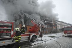 Ve zlínském Svitu hoří sklady, škoda přes 200 milionů