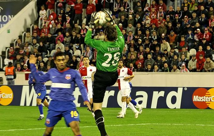 Martin Vaniak (SK Slavia Praha) bezchybně likviduje jednu z šancí FC Steaua Bucuresti.