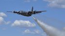 An Air Force Reserve C-130 Hercules expels water during a capabilities demonstration over Peterson Air Force Base, Colorado in this April 23, 2012 handout photo from the U.S. Airforce. Efforts to suppress major wildfires will get a boost this week from the deployment of four giant Air Force C-130 Hercules cargo planes refitted to drop up to 3,000 gallons of water or fire retardant during a single run. The planes will fly from Peterson Air Force Base in Colorado Springs. REUTERS/U.S. Air Force/Tech. Sgt. Daniel Butterfield/Handout (UNITED STATES - Tags: ENVIRONMENT TRANSPORT) FOR EDITORIAL USE ONLY. NOT FOR SALE FOR MARKETING OR ADVERTISING CAMPAIGNS. THIS IMAGE HAS BEEN SUPPLIED BY A THIRD PARTY. IT IS DISTRIBUTED, EXACTLY AS RECEIVED BY REUTERS, AS A SERVICE TO CLIENTS Published: Čer. 26, 2012, 12:26 dop.