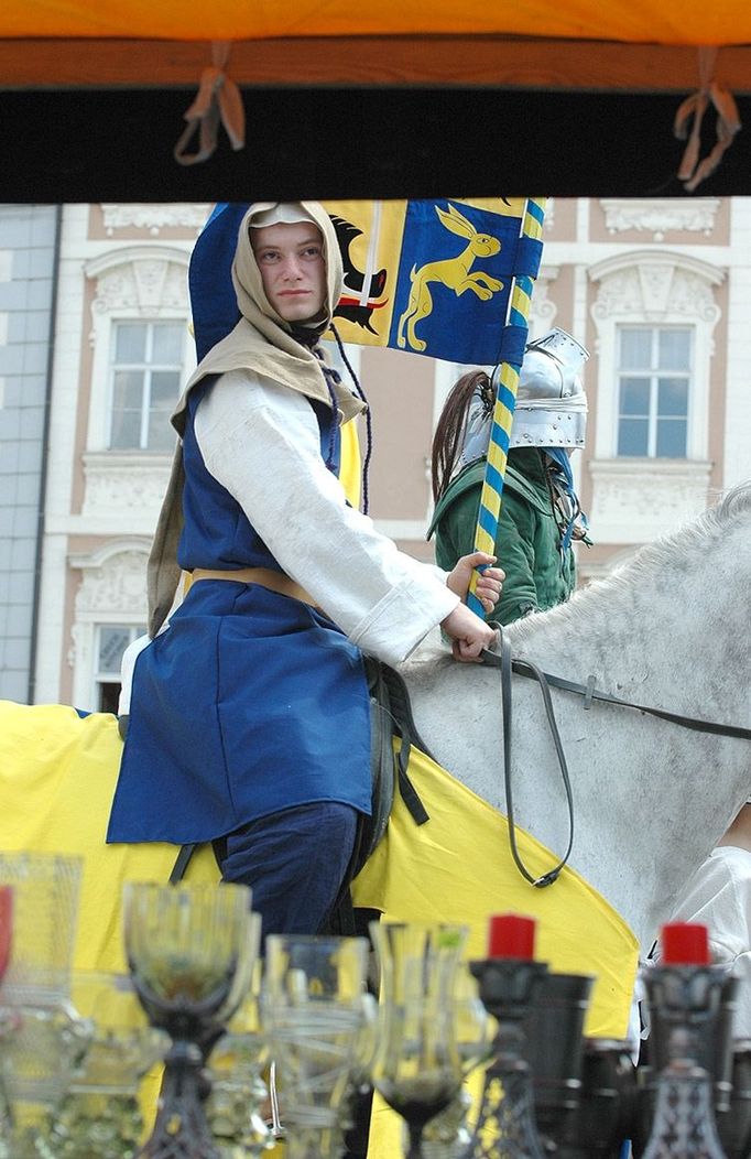 Jezdec před jedním ze stánků na Staroměstském náměstí. Tady oslavy Karlova mostu začaly.