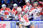 Hokejová extraliga 2019/20: Michal Vondrka slaví gól se spoluhráči z Pardubic