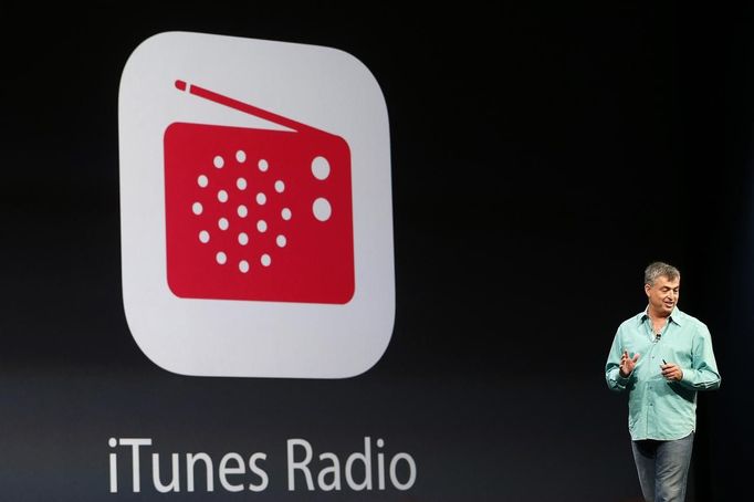 Fanoušci se mohou těšit také na hudební službu iTunes Radio. Jak Cook uvedl, službu půjde zdarma nainstalovat do všech zařízení Applu s iOS 7. Jak ovšem Apple píše na webu, služba bude zatím dostupná pouze v USA. Pokud budou chtít zákazníci využívat iRadio bez reklam, musí si zaplatit 25 dolarů ročně.