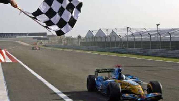Fernando Alonso s Renaultem protíná vítězně cílovou čáru závodu v Bahrajnu.