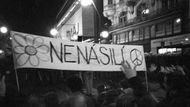 Demonstrace se finálně zastavila před kordonem příslušníků speciálních jednotek u obchodního domu Máj.