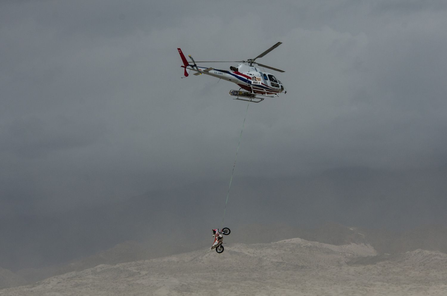 Rallye Dakar 2016: motorka podvěšená pod vrtulníkem