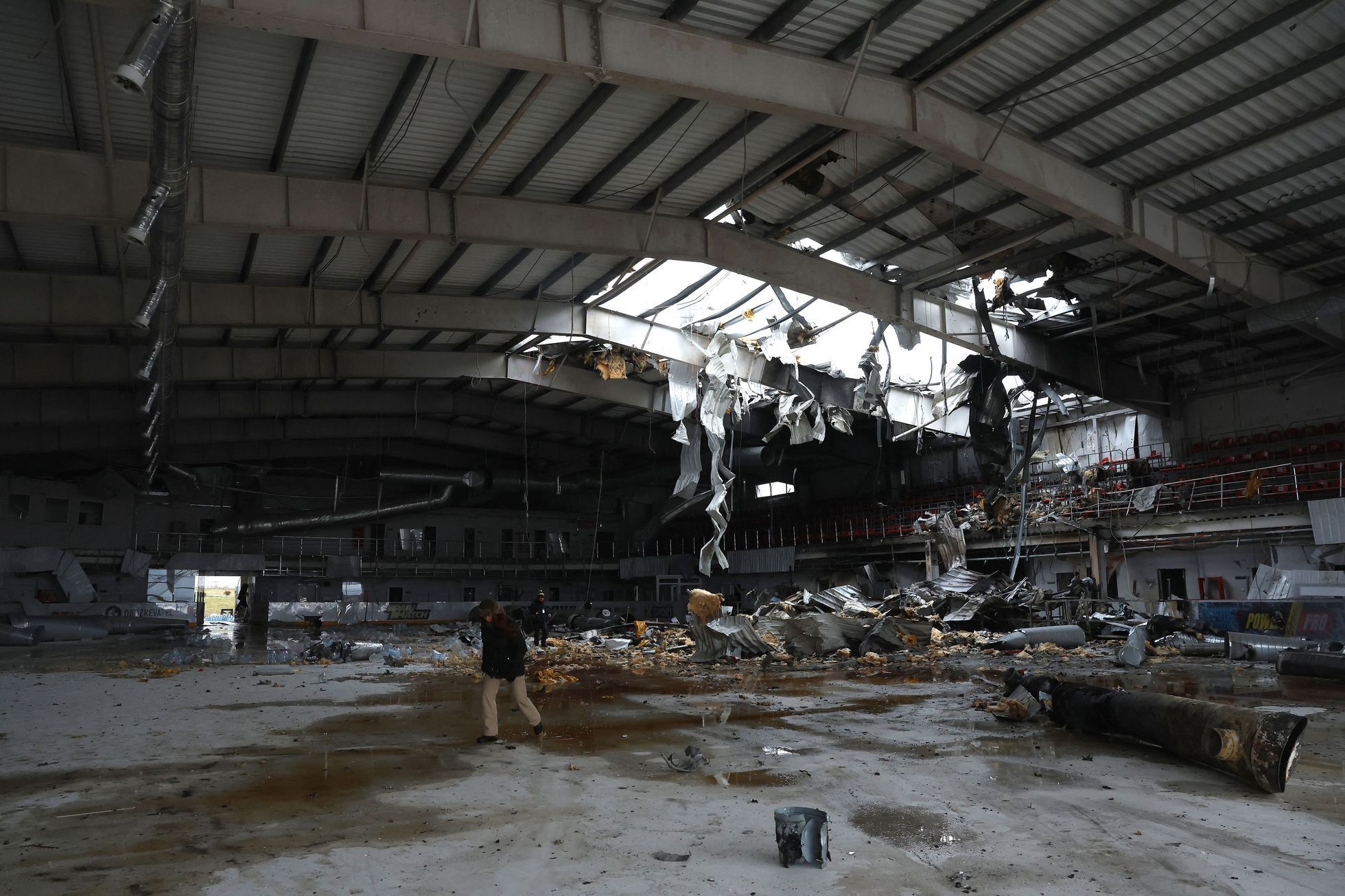 Ruská raketa zničila hokejový a krasobluslařský stadion ve městě Družkivka.