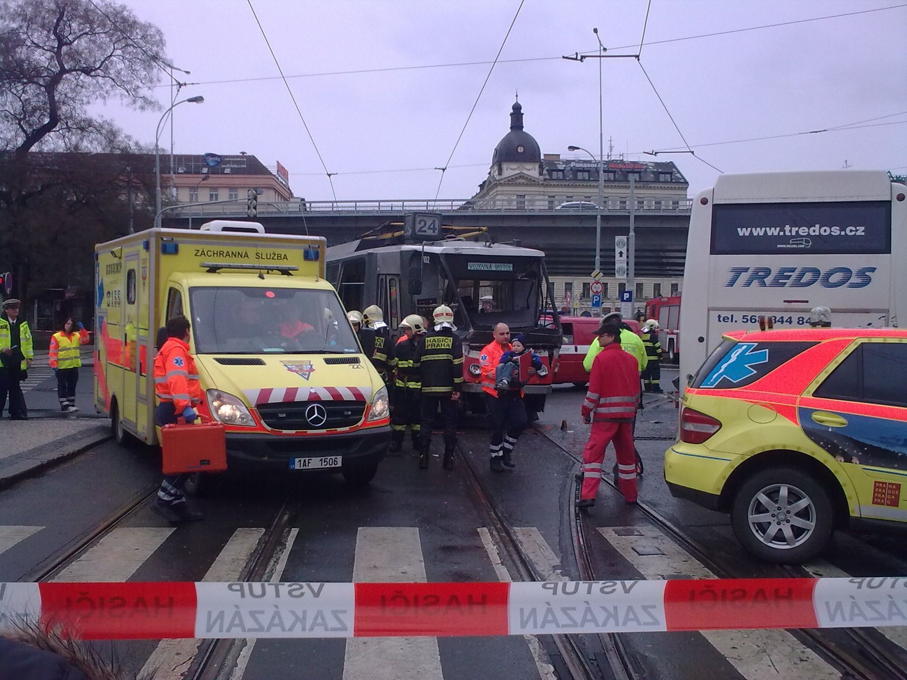 Srážka tramvaje a autobusu na Florenci