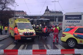 V Praze na Florenci se srazila tramvaj s autobusem, pět zraněných