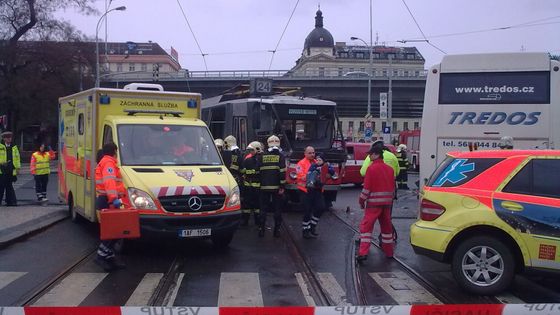 V Praze na Florenci se srazila tramvaj s autobusem, pět zraněných