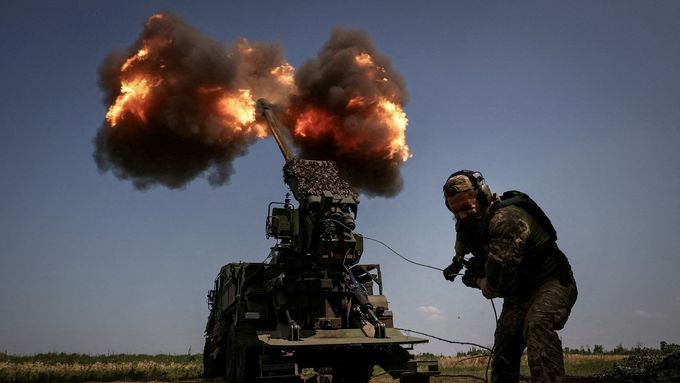 Ukrajinští dělostřelci pálí z houfnice na ruské pozice.