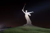 9. Nejvyšší sochou Evropy a zároveň devátou nejvyšší sochou světa je ruská Matka vlast volá. Stojí nad ruským Volgogradem a je vysoká 85 metrů.