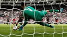 Brankář West Hamu Lukasz Fabianski likviduje penaltu Sergia Agüera z Manchesteru City, kterou ovšem vzápětí nechal rozhodčí opakovat...