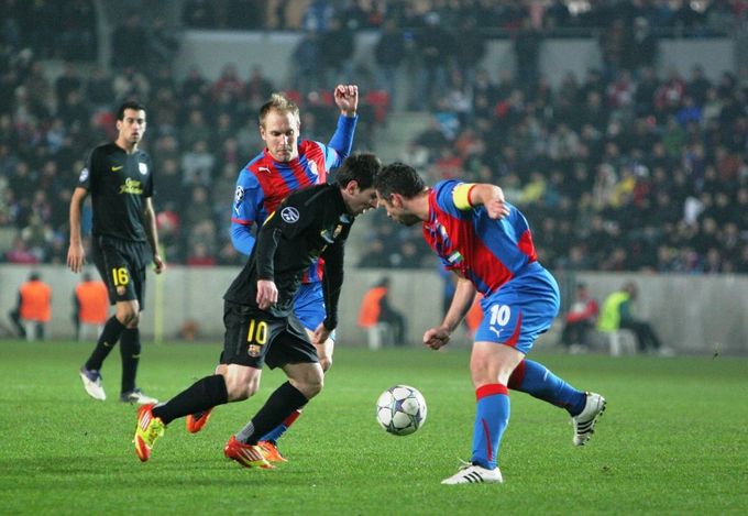 Lionel Messi dělá kličku plzeňskému Pavlu Horváthovi ve vzájemném utkání Ligy mistrů 2011