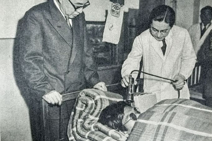 Vyšetření radiační kontaminace vlasů člena posádky loď Daigo Fukuryū Maru pomocí geigerova čítače. 50. léta 20. století.