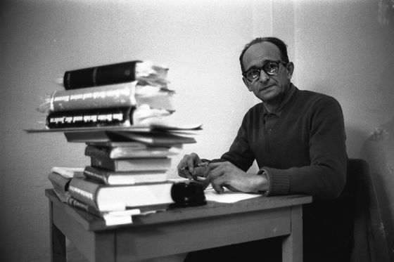 Na snímku z dubna 1961 nacistický zločinec Adolf Eichmann píše dopis v izraelském vězení Ramla.