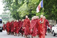 Barma: Protestující mnichy podpořilo i sto mnišek