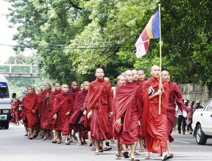 Buddhističtí mniši pochodují ulicemi Rangúnu. Zahájili tím bojkot barmské vojenské vlády