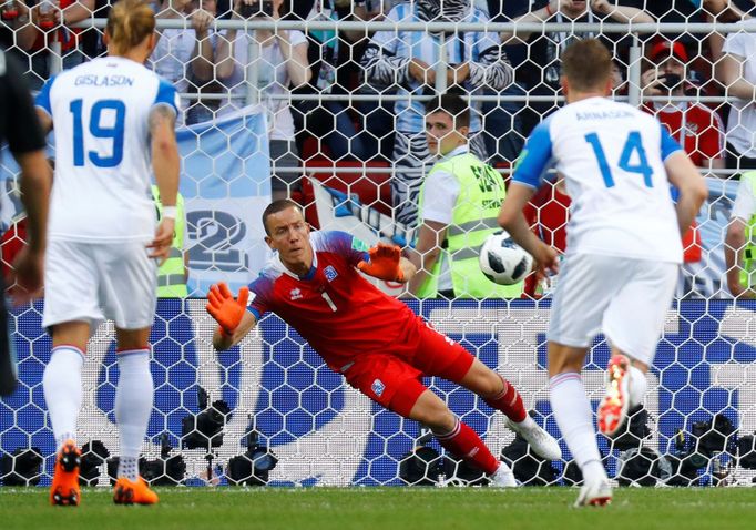 Hannes Por Halldorsson chytá penaltu Lionelu Messimu v zápase Argentina - Island na MS 2018