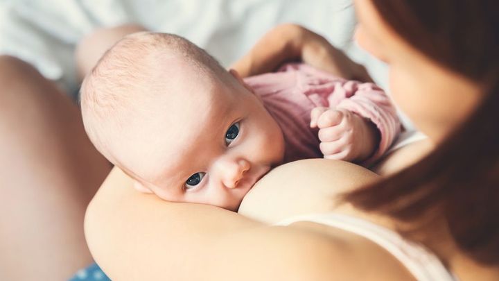 Věčné chemikálie jsou už v mateřském mléce, toxické látky pronikají i do placenty; Zdroj foto: Shutterstock