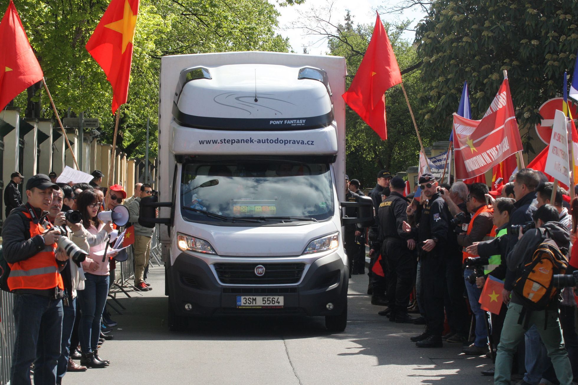 Vitnamci demonstrují před čínskou ambasádou v Praze
