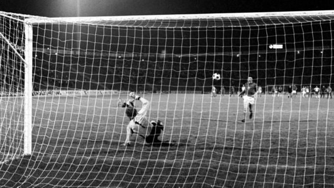 Zlatá penalta Antonína Panenky na ME 1976 v Bělehradu.
