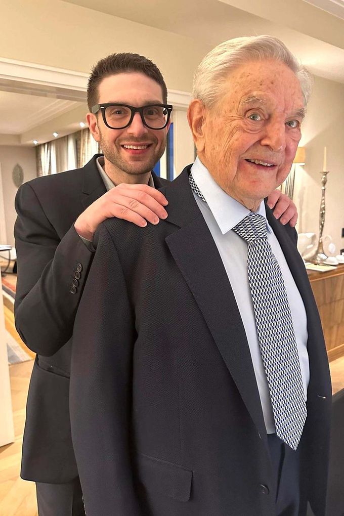 George Soros předal vedení svého impéria v hodnotě 25 miliard dolarů mladšímu synovi Alexi Sorosovi.

12/