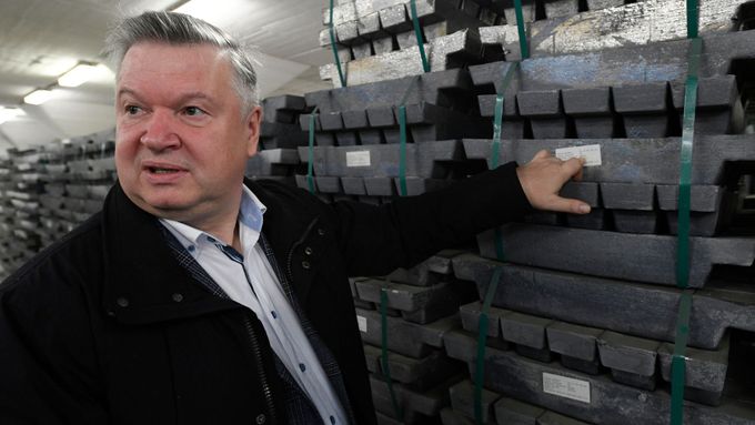 Předseda Správy státních hmotných rezerv Pavel Švagr ukazuje zásobu kovů. Těch má ve skladu na rozdíl od zdravotnických pomůcek dostatek
