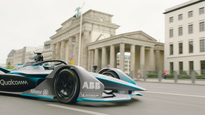 Ukázková jízda Berlínem. Závodník Nico Rosberg projíždí německou metropolí s eklektickou formulí Gen2.