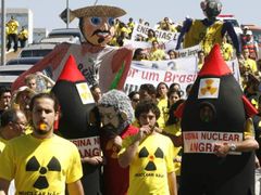 Protest v podání Greenpeace v Brazílii proti výstavbě jaderné elektrárny Angra.