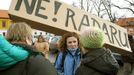 Chceme naše Brdy pro mír. Podobná hesla nesli demonstranti v Jincích