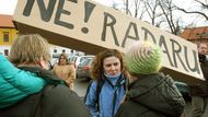 Chceme naše Brdy pro mír. Podobná hesla nesli demonstranti v Jincích