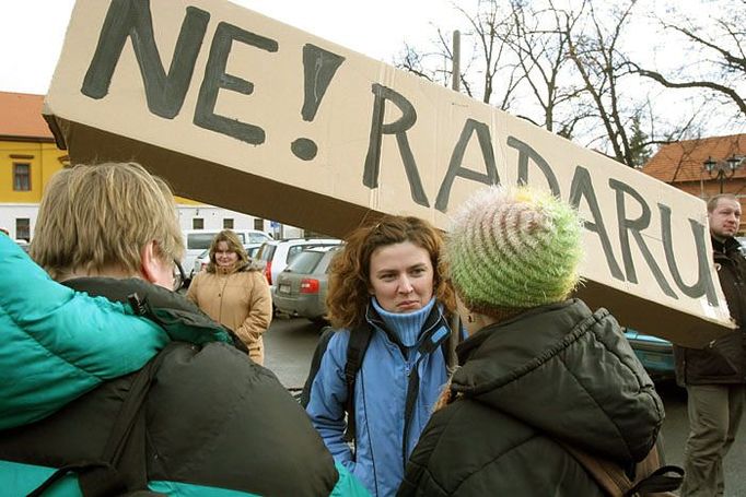 Chceme naše Brdy pro mír. Podobná hesla nesli demonstranti v Jincích