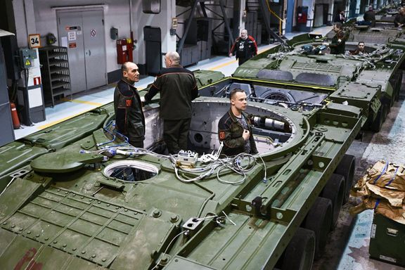 Snímek, podle kterého někteří pozorovatelé usuzují, že Rusové předělávají staré tanky na moderní. Jde o zesílenou část korby.