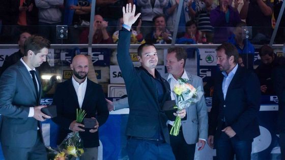 Ovace pro legendy, ale také pořádná přestřelka. Podívejte se na obrázky z extraligových zápasů ve Zlíně a Vítkovicích.