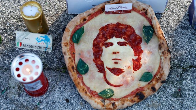 V Neapoli přibyla na pietní místo i pizza s podobiznou Diega Maradony