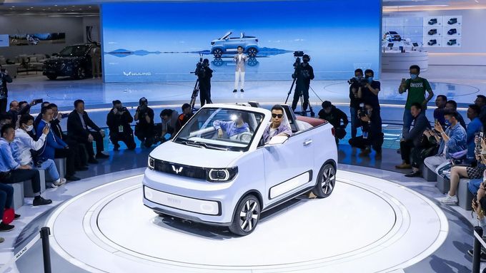 Wuling představil jednu z nejpozoruhodnějších novinek - miniaturní elektromobil Hongguang Mini EV bez střechy.