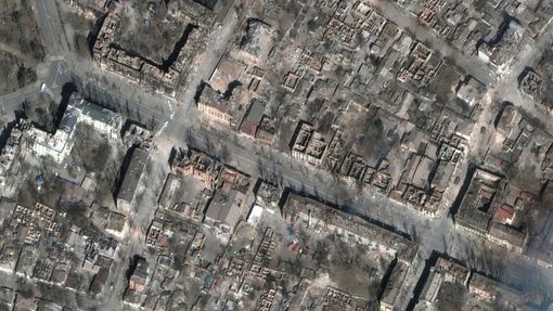 Satelitní snímek Mariupolu, zobrazující zničené obytné domy.