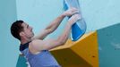 Český lezec Adam Ondra při boulderingu na OH 2024 v Paříži