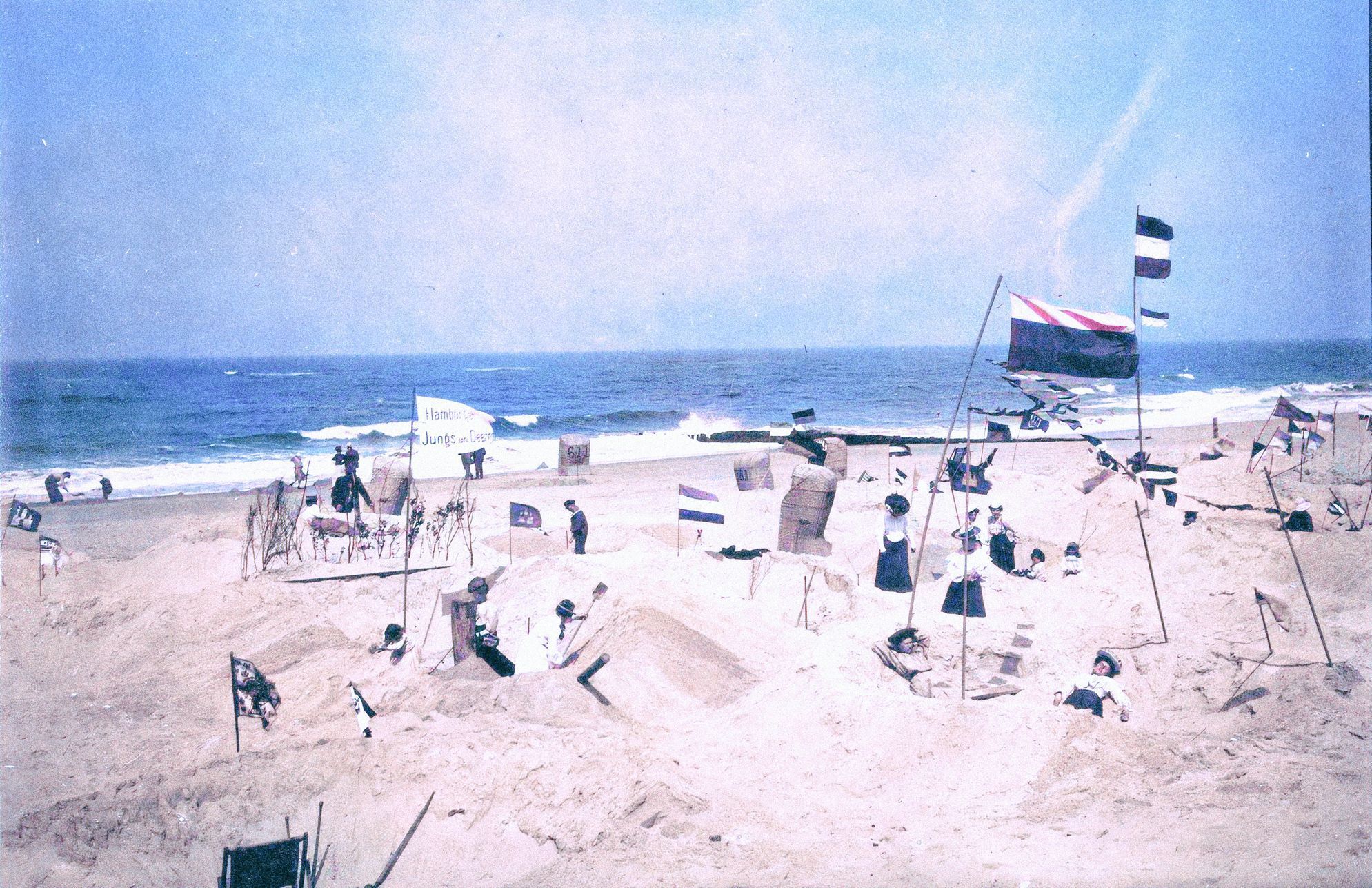 Jednorázové užití / Fotogalerie / Barvy, co vrátily život starým fotkám. Tentokrát na téma, jak se kdysi plážovalo.