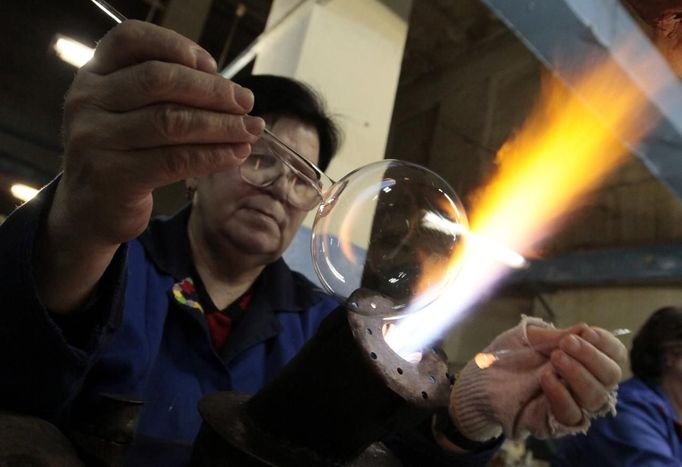 An employee works on a glass sphere for Christmas and New Year decorations, at the "Biryusinka" toys factory in Russia's Siberian city of Krasnoyarsk November 27, 2012. The factory, founded in 1942, produces decorative glass spheres, which can be found on Christmas trees all over the country and in Moscow's Kremlin in particular, during the festive season. REUTERS/Ilya Naymushin (RUSSIA - Tags: SOCIETY) Published: Lis. 27, 2012, 3:50 odp.