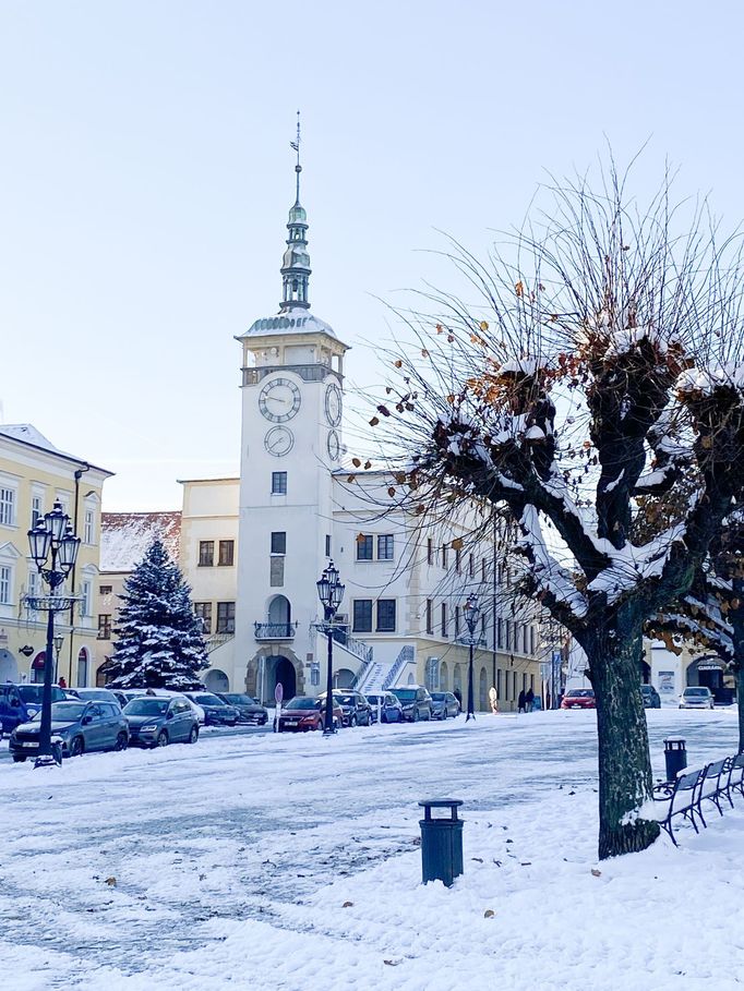 Pohled na vánoční strom v centru Kroměříže, prosinec 2023.