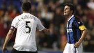 Zanetti z Interu a Marchena z Valencie při osté výměně názorů.