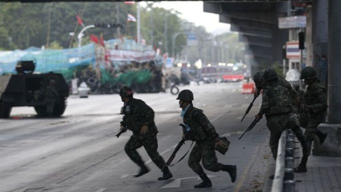Thajští vojáci během nepokojů v Bangkoku