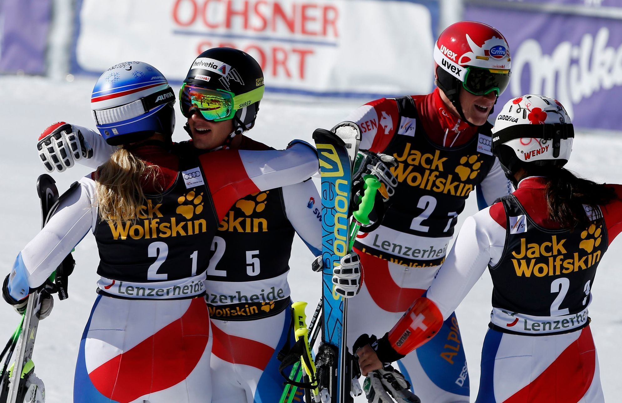 Švýcarský tým slaví vítězství v závodě družstev