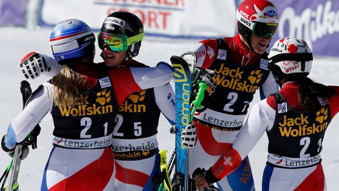 Švýcarský tým slaví vítězství v závodě družstev