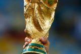 Nejcennější týmovou trofejí, jakou můžete vyhrát, je pohár pro fotbalového mistra světa. Stále se jí říká "Zlatá Niké", i když ta původní zůstala od roku 1970 trvale v držení Brazilců, aby byla o 13 let později ukradena a beze stopy zmizela.