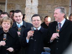 Předseda Evropské komise José Manuel Barroso si připil s Angela Markelovou a Mirkem Topolánkem