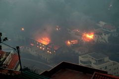 Požár devastuje ostrov Madeira, shořel i pětihvězdičkový hotel. Evakuováno bylo přes tisíc lidí